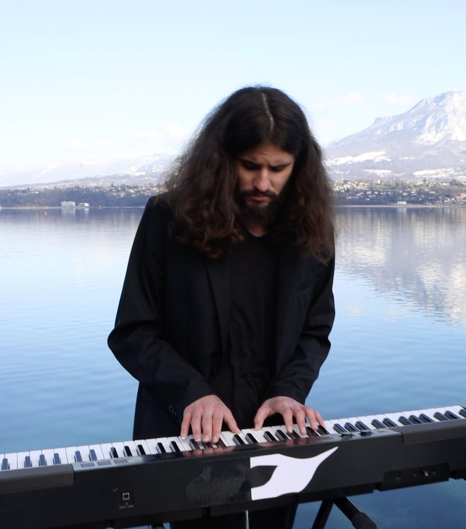 Ben Richel au piano face au lac